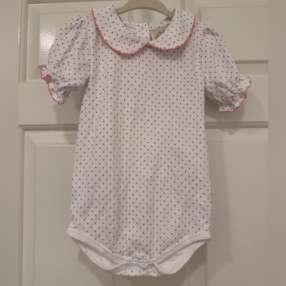 The Beaufort Bonnet Company TBBC White Onesie with Blue Dots & Pink trim, 18-24m